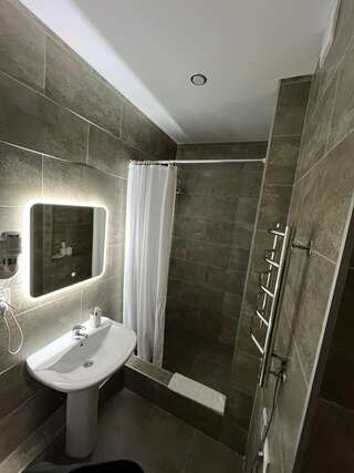 Гостиница Кия Шерегеш Cемейный номер с собственной ванной комнатой-2