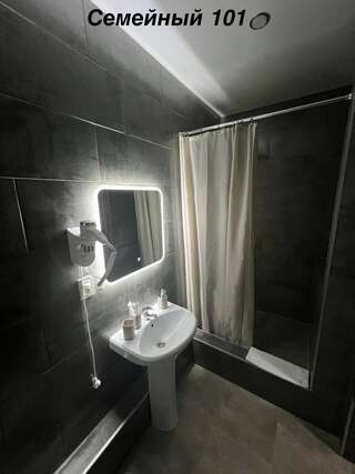 Гостиница Кия Шерегеш Cемейный номер с собственной ванной комнатой-8